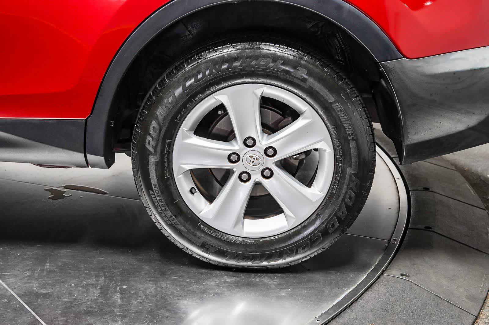 Used 2014 Toyota RAV4 XLE w/ Preferred Accessory Package FWD image 10