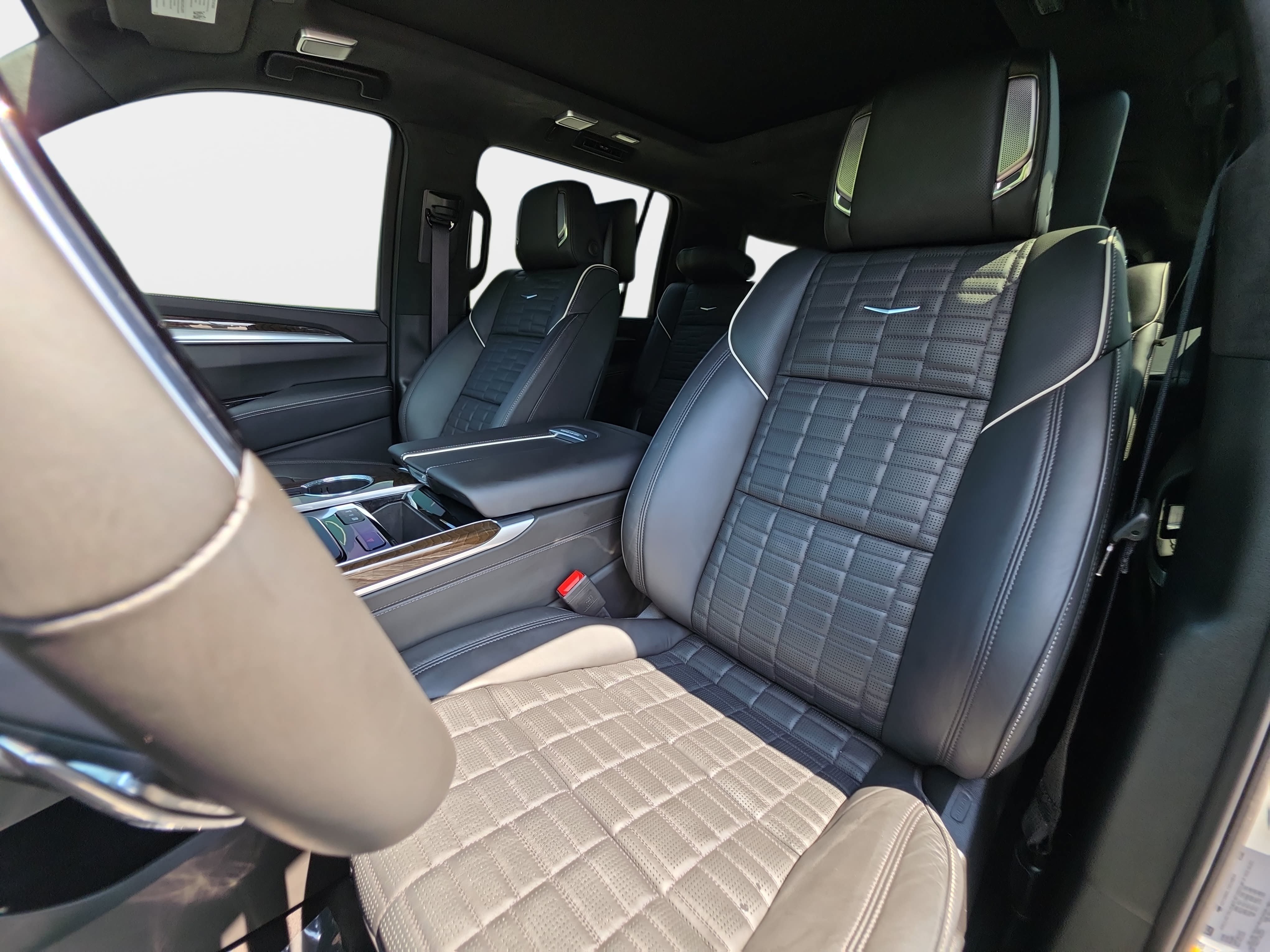 Used 2025 Cadillac Escalade ESV Sport Platinum w/ LPO, ONYX Package AWD/4WD image 17