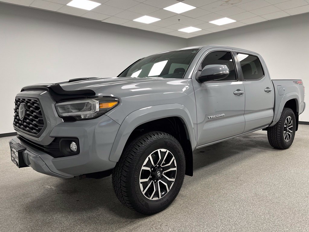 Used 2020 Toyota Tacoma TRD Sport w/ TRD Premium Sport Package AWD/4WD image 4