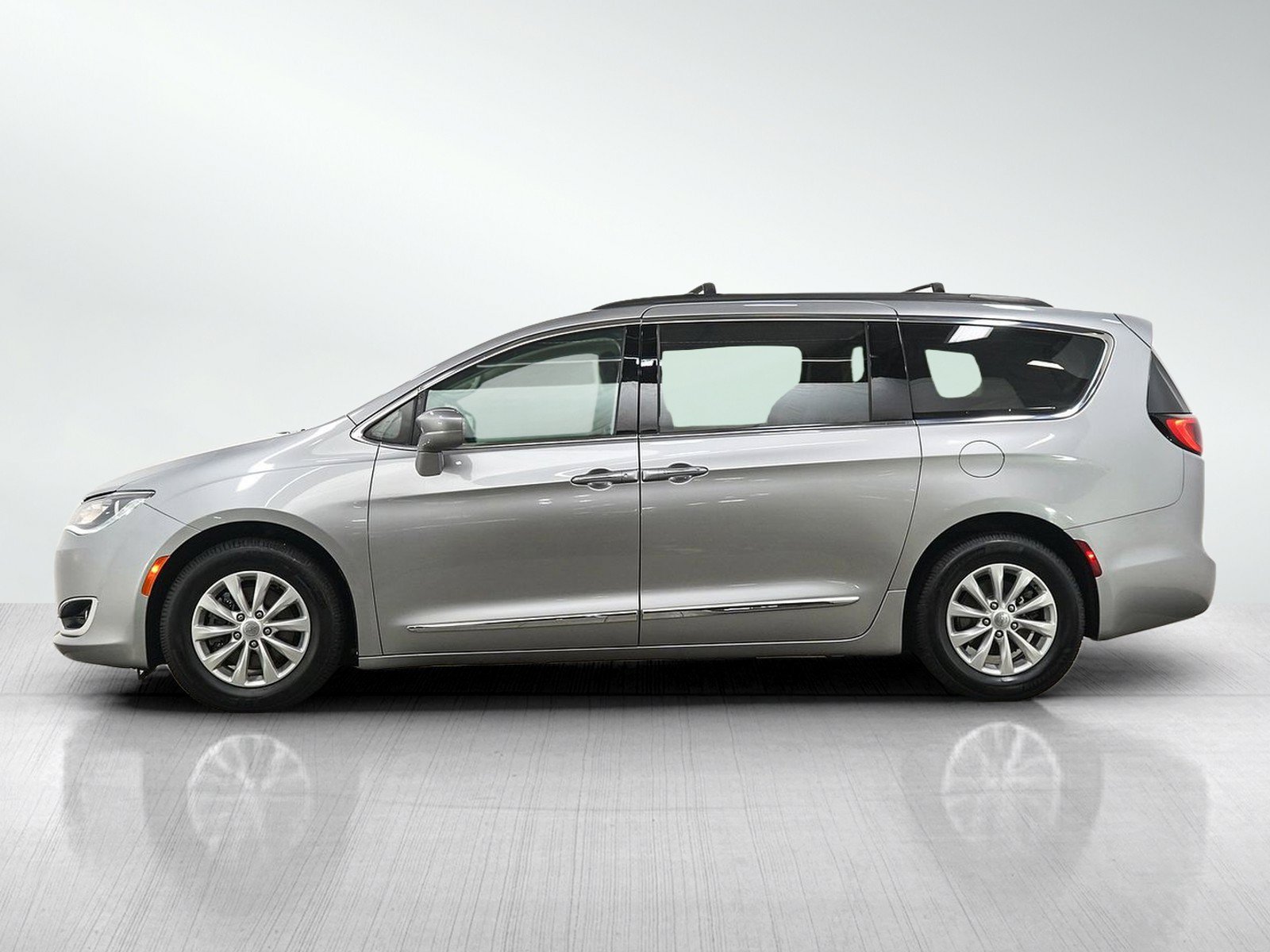 Used 2017 Chrysler Pacifica Touring-L FWD image 2