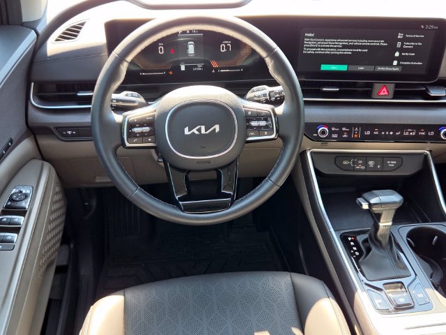 Used 2025 Kia Carnival EX FWD image 13