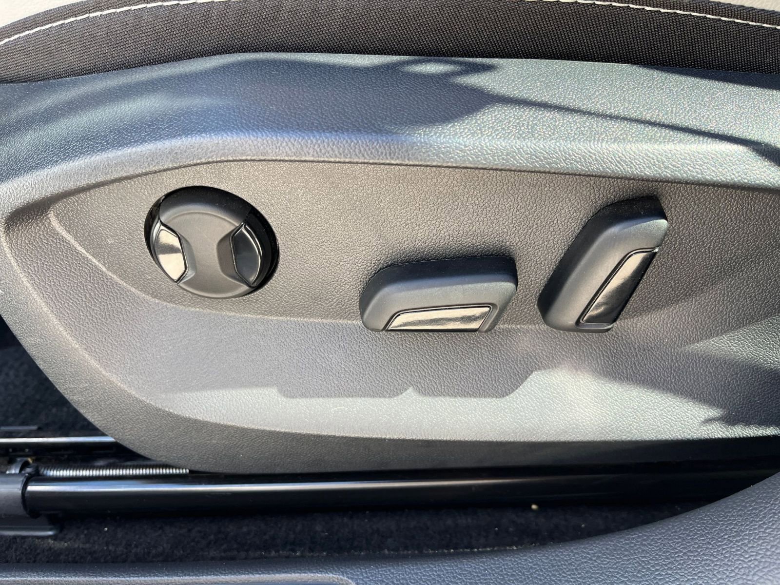 Used 2025 Volkswagen Taos SE FWD image 22