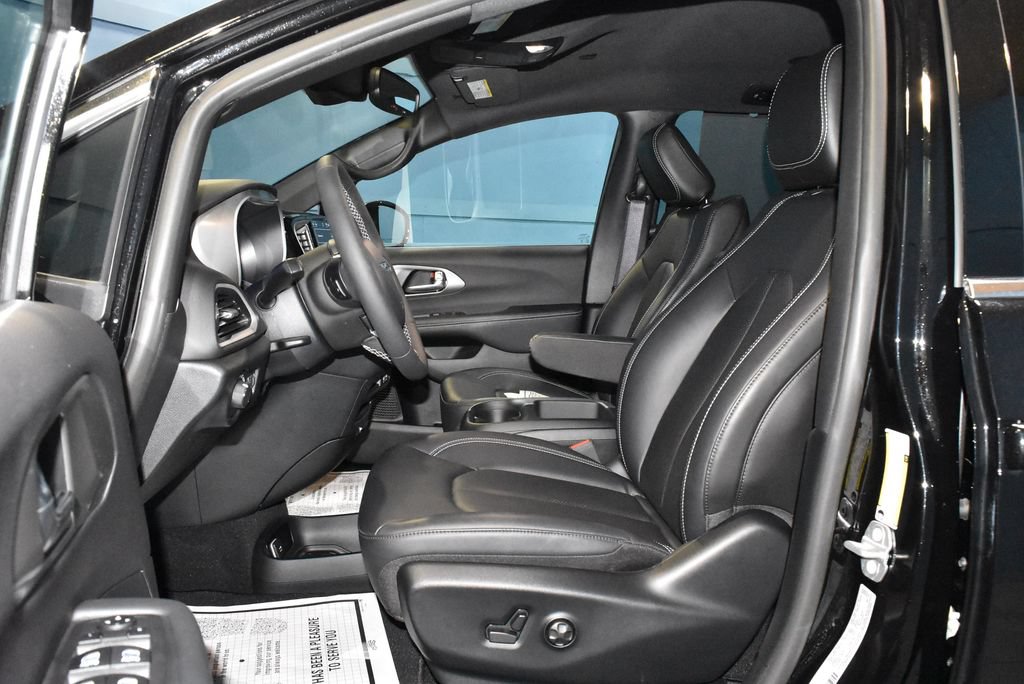 Used 2025 Chrysler Voyager LX FWD image 6