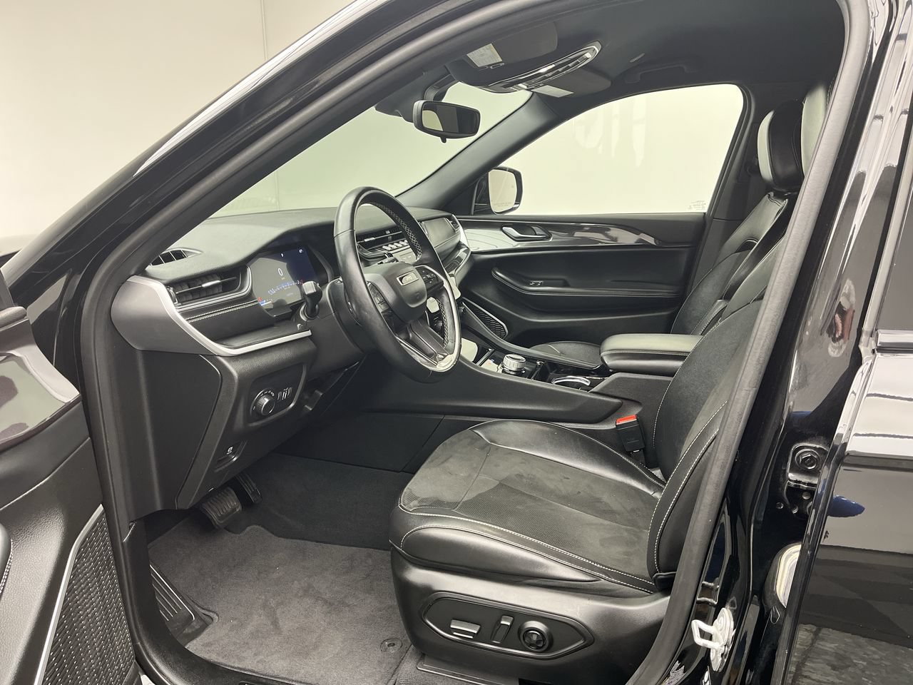 Used 2022 Jeep Grand Cherokee Altitude AWD/4WD image 3