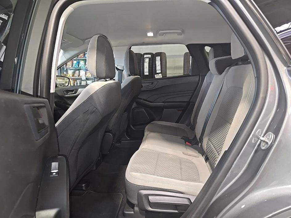 Used 2022 Ford Escape SE image 25
