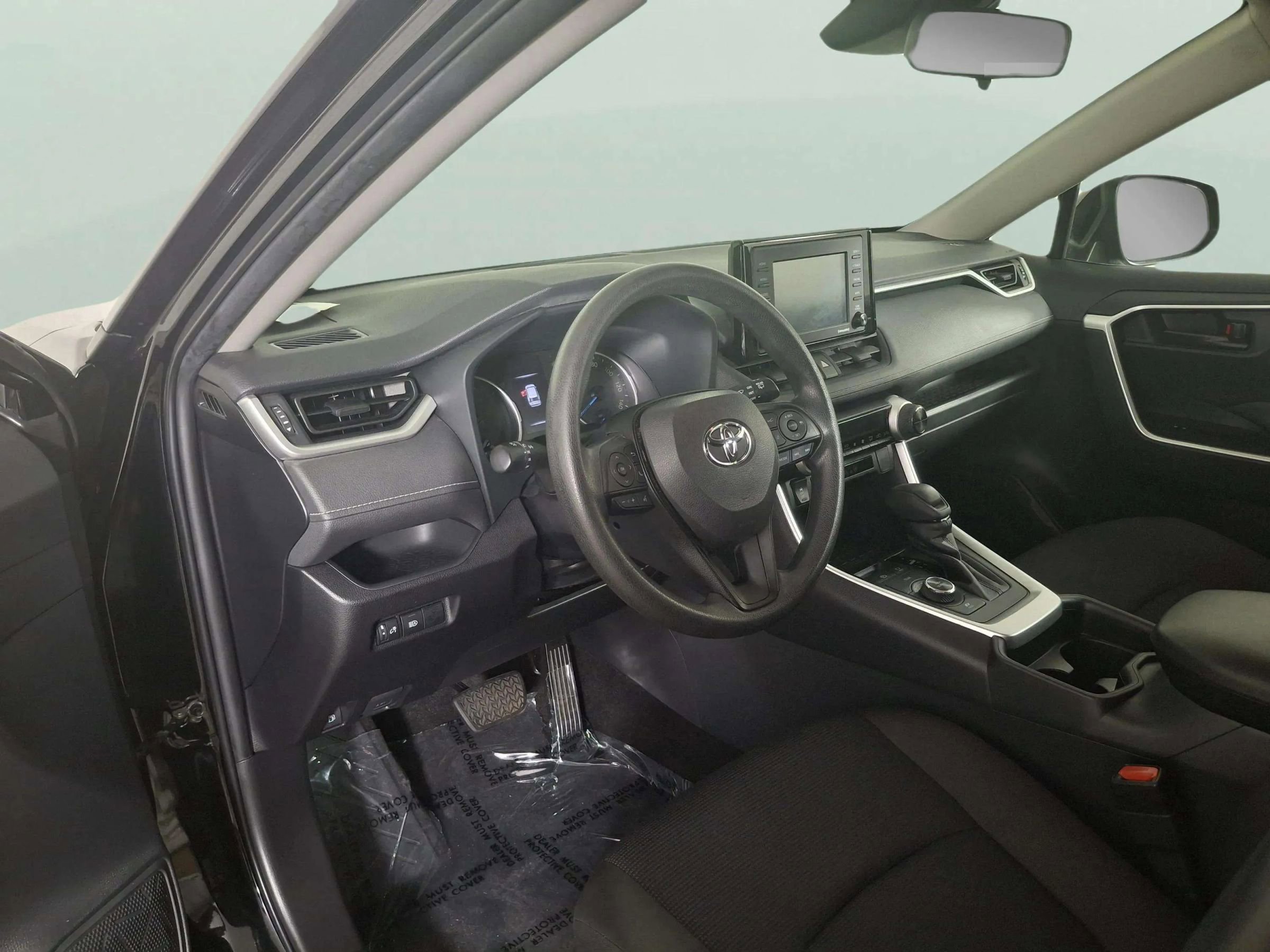 Used 2021 Toyota RAV4 LE image 10