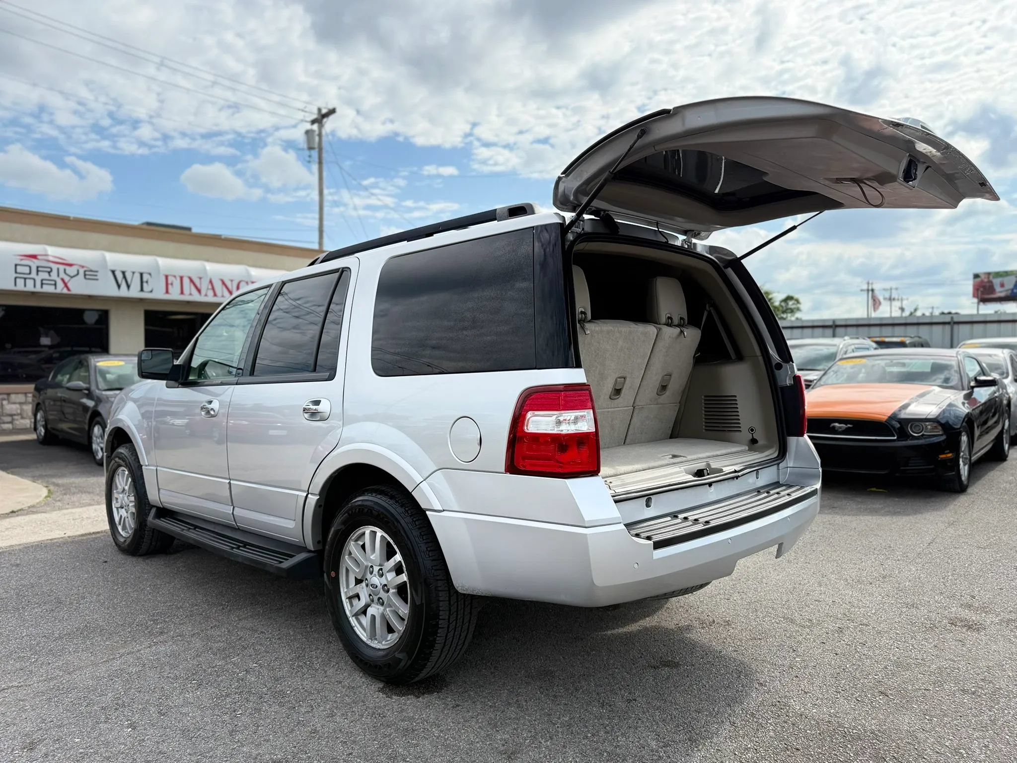 Used 2012 Ford Expedition XLT w/ HD Trailer Tow Pkg AWD/4WD image 8