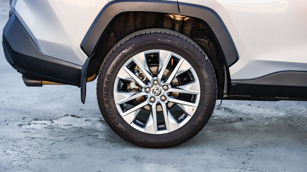 Used 2022 Toyota RAV4 XLE Premium image 12