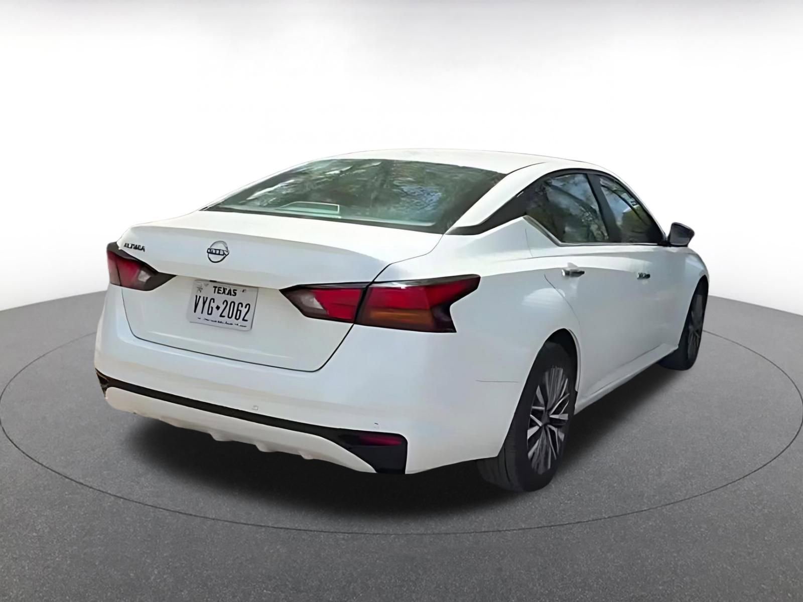 Used 2025 Nissan Altima 2.5 SV FWD image 12