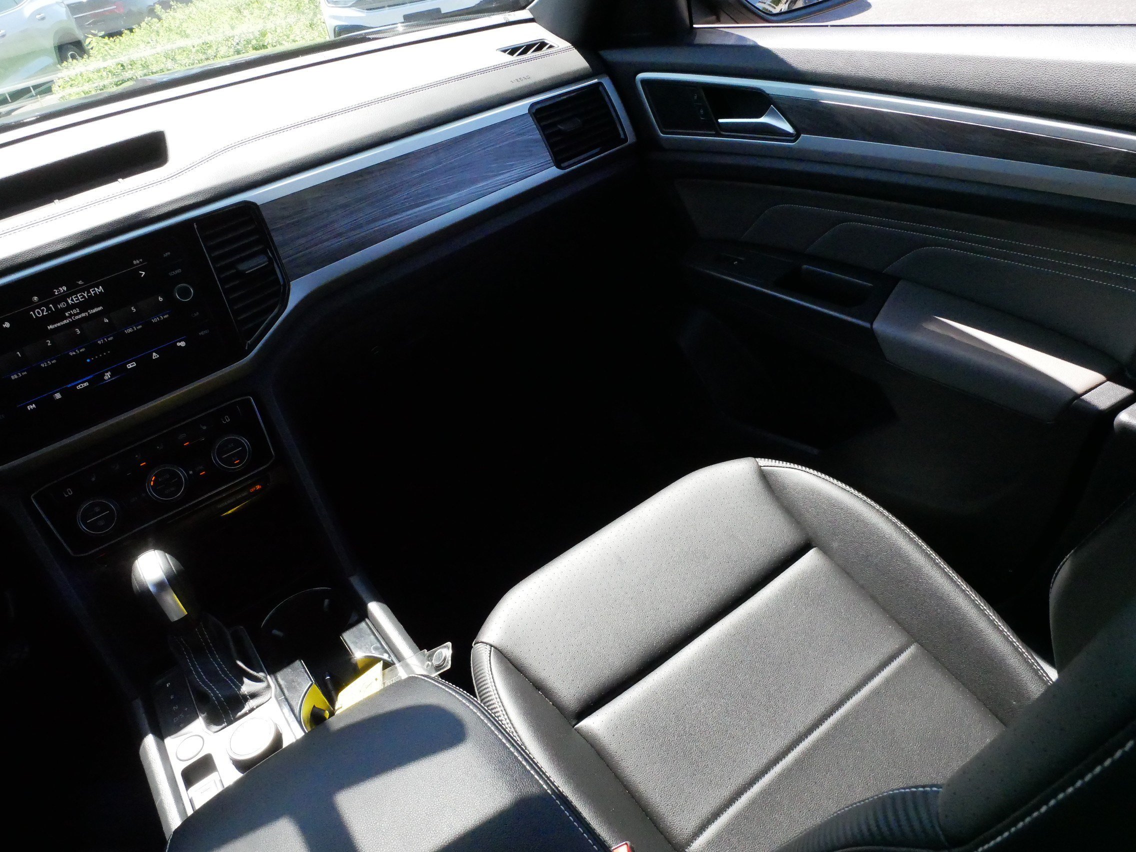 Certified 2023 Volkswagen Atlas Cross Sport SE w/ Panoramic Sunroof Package AWD/4WD image 4