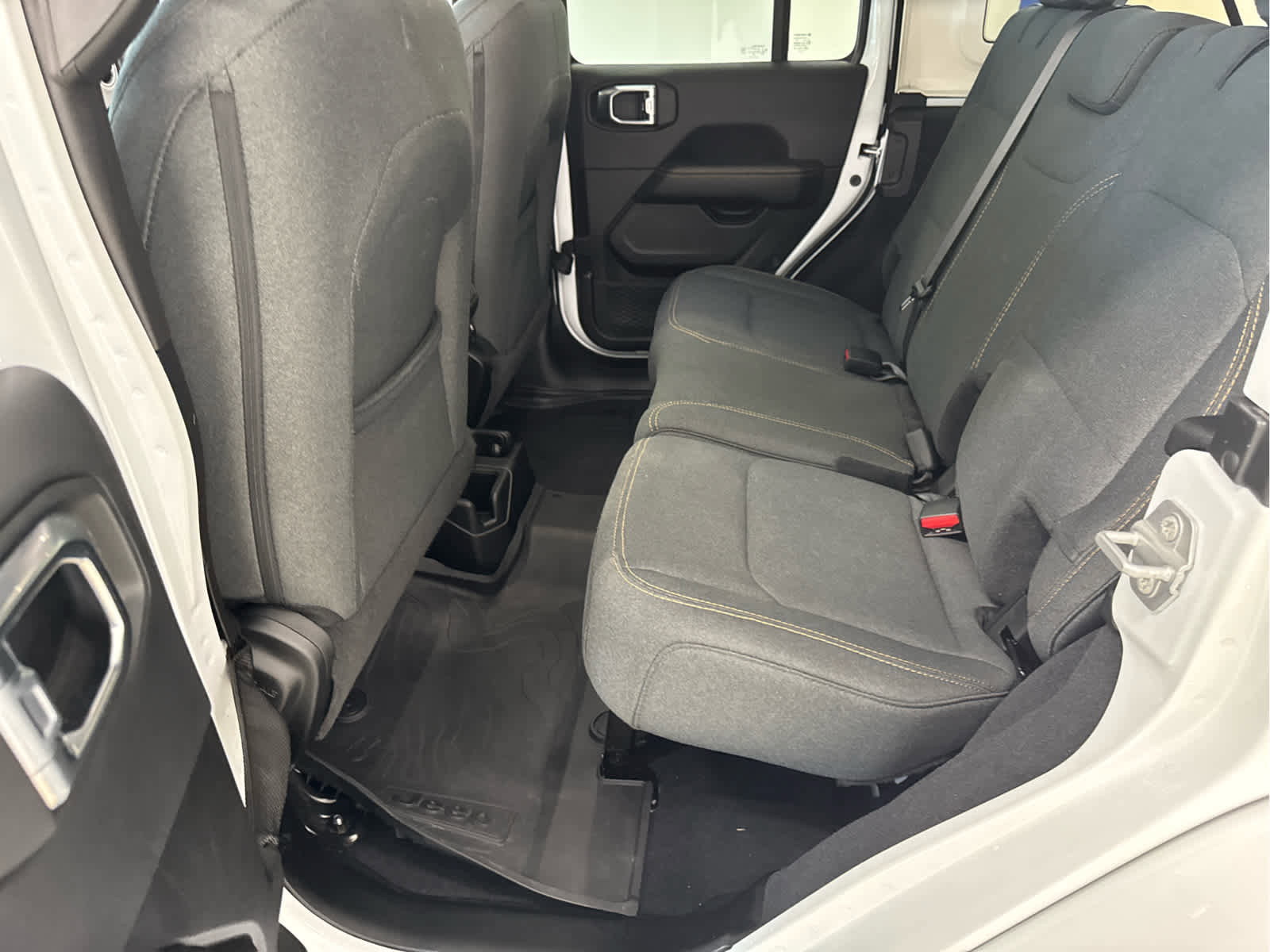 Used 2025 Jeep Wrangler Sahara image 24