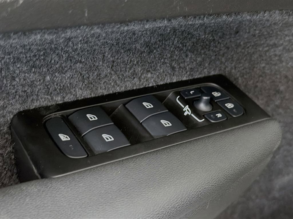 Used 2022 Volvo XC40 T5 R-Design w/ Advanced Package image 17