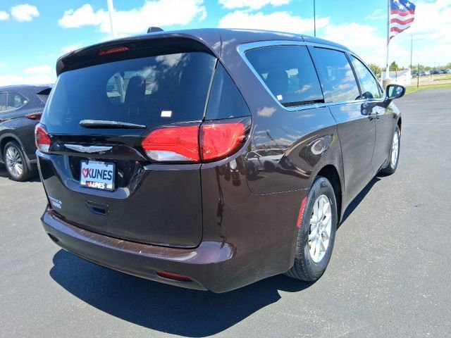 Used 2017 Chrysler Pacifica Touring FWD image 4