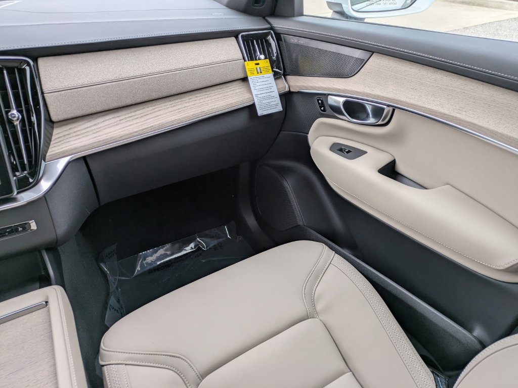 New 2026 Volvo XC90 B6 Plus w/ Protection Package Premier AWD/4WD image 16