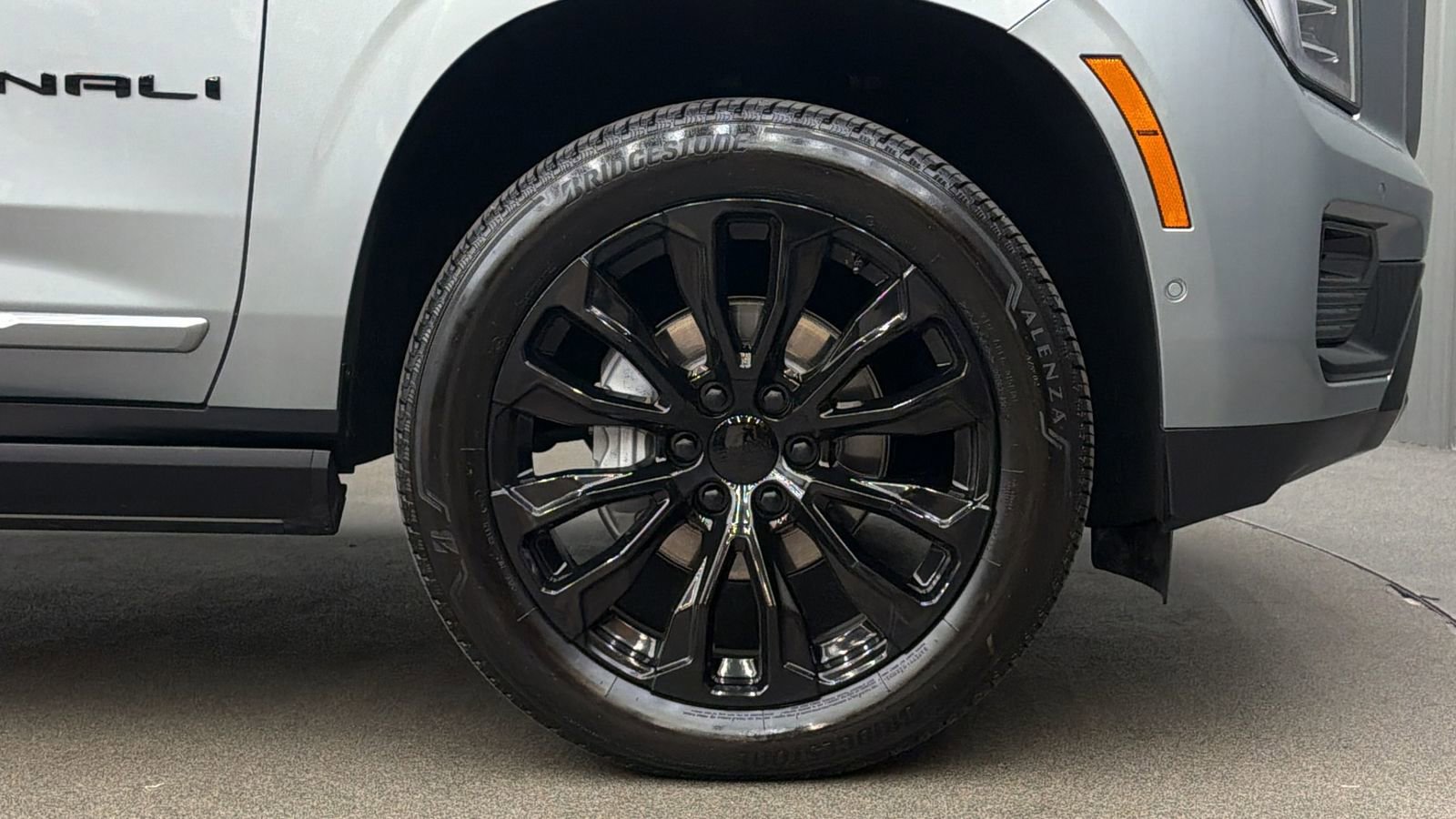 Used 2025 GMC Yukon XL Denali w/ Sun & Power Step Package image 9