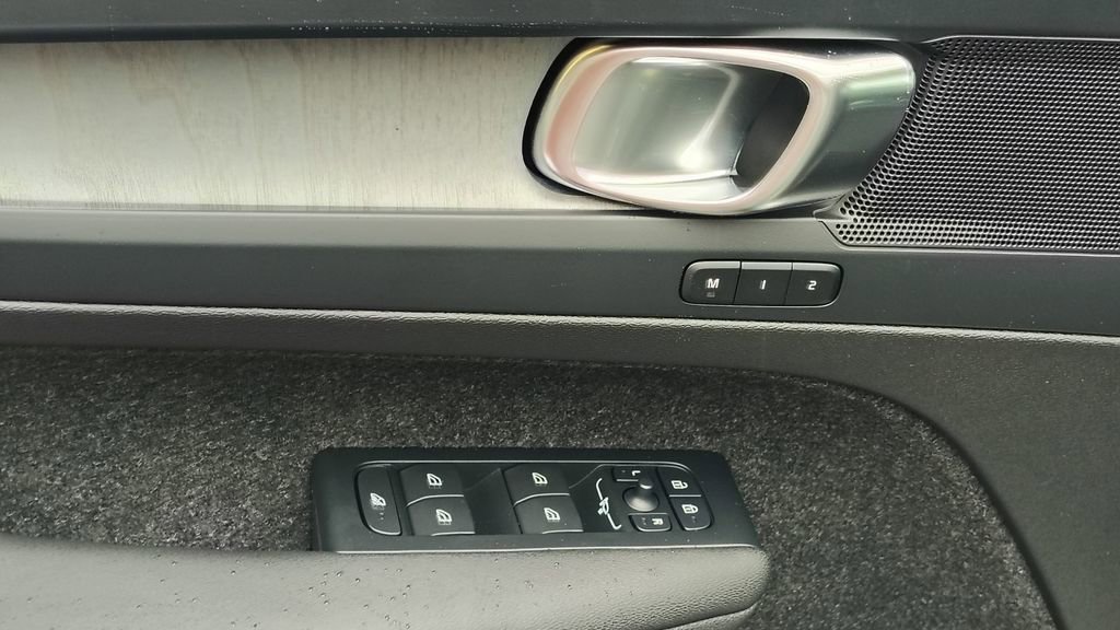 New 2026 Volvo XC40 B5 Plus w/ Protection Package Premier image 9