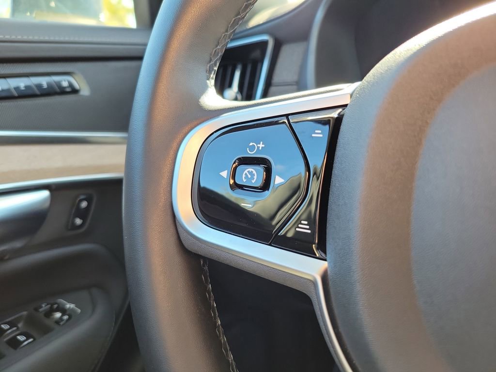 Certified 2025 Volvo XC90 B5 Plus image 27