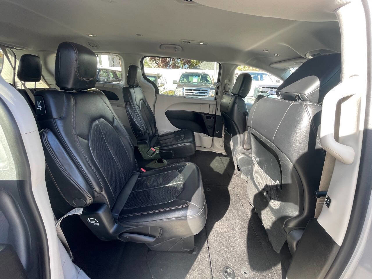 Used 2018 Chrysler Pacifica Touring-L image 28