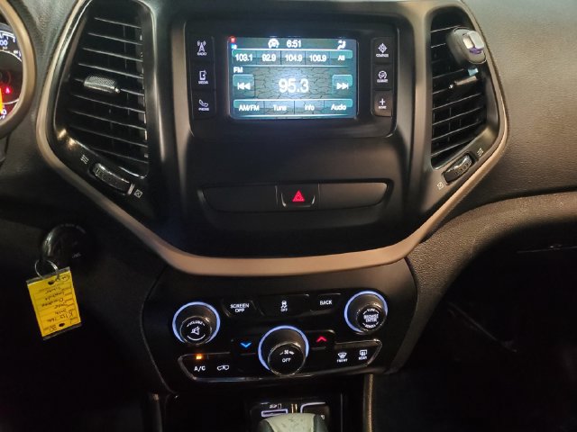 Used 2016 Jeep Cherokee Latitude AWD/4WD image 19