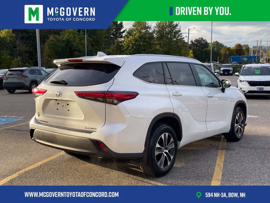 Used 2021 Toyota Highlander XLE AWD/4WD image 5