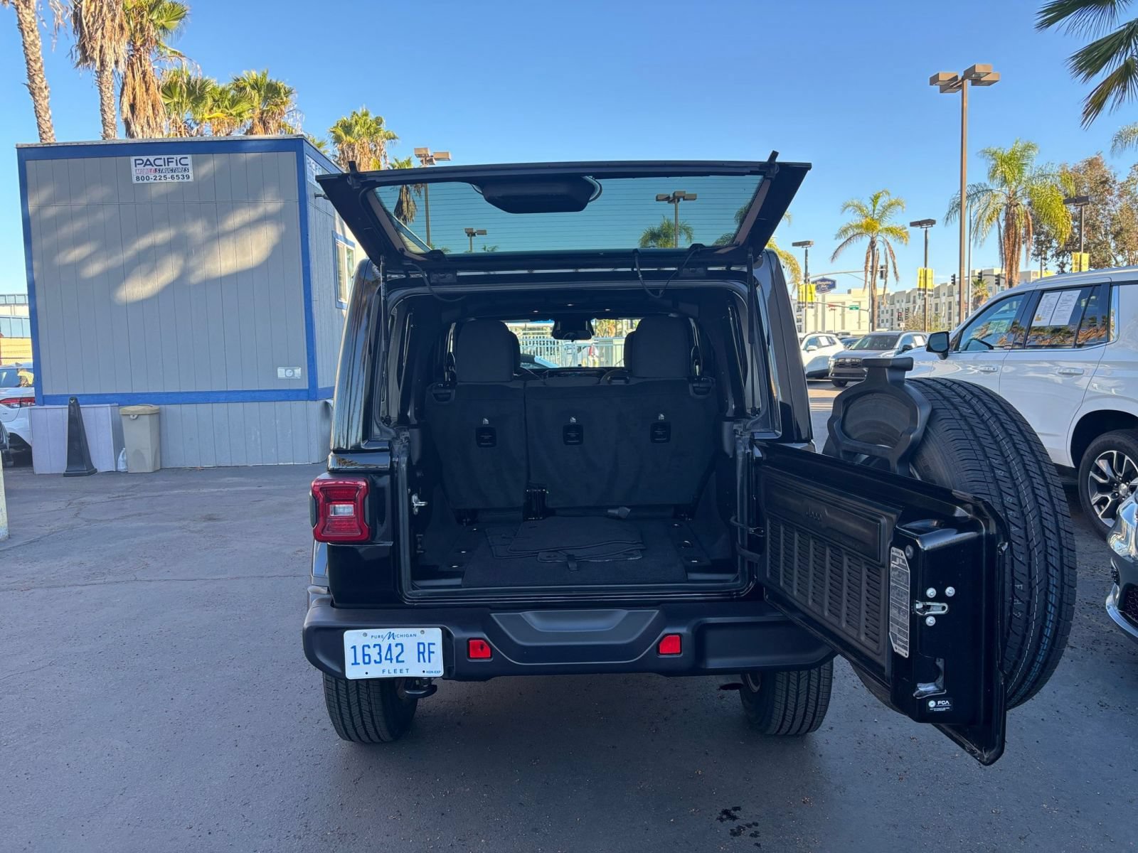 Used 2025 Jeep Wrangler Unlimited Sahara AWD/4WD image 30