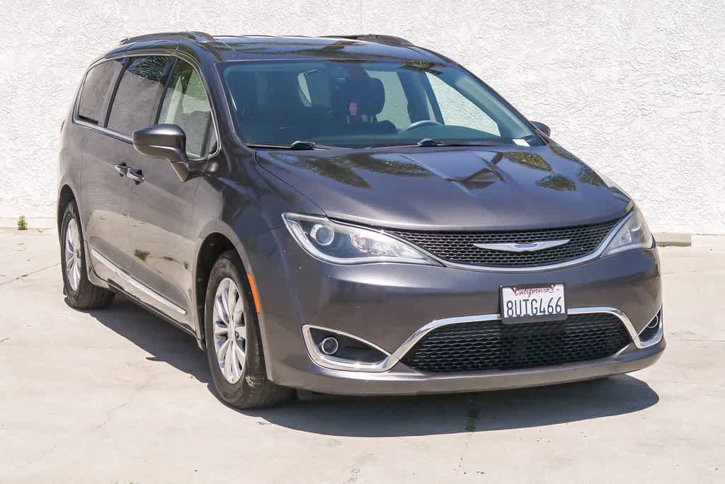 Used 2019 Chrysler Pacifica Touring-L FWD image 2