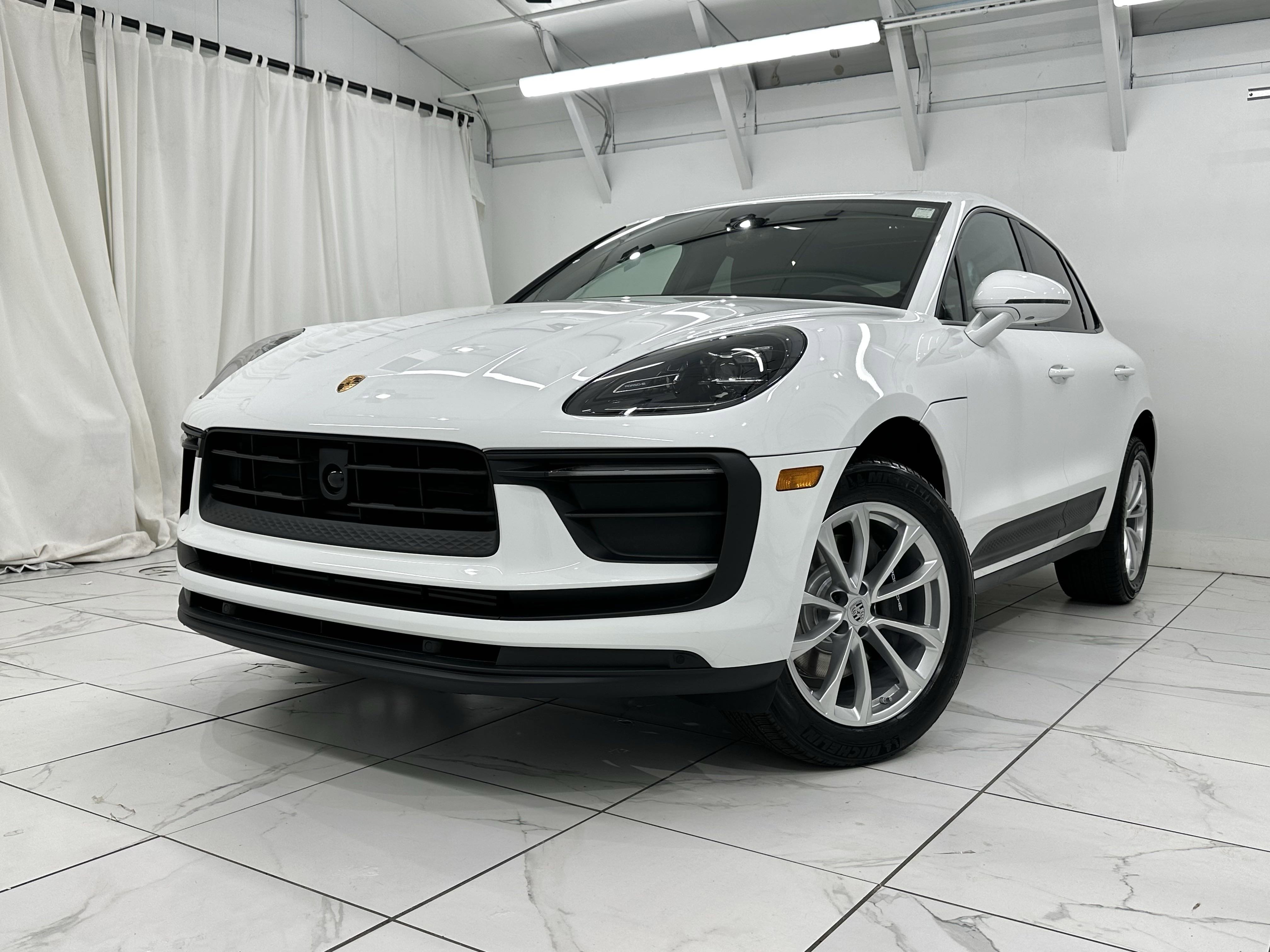 Certified 2025 Porsche Macan image 8