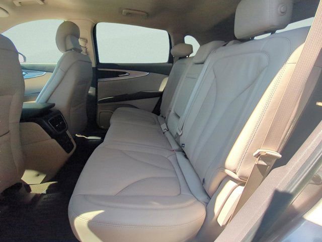 Used 2019 Lincoln Nautilus Select image 13