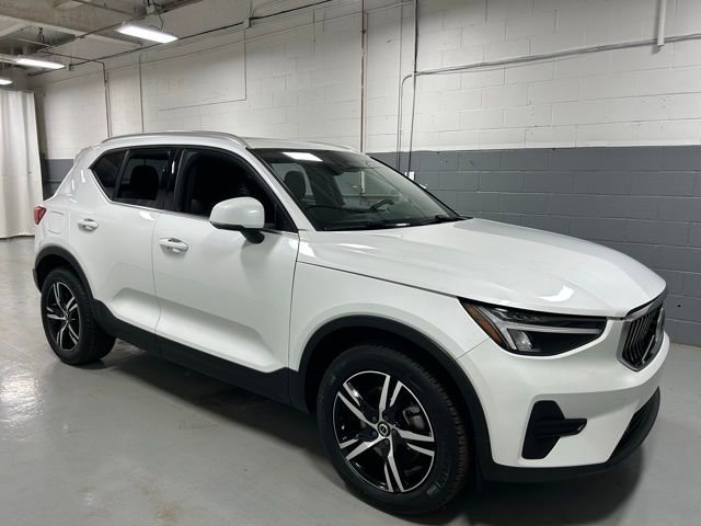 Certified 2025 Volvo XC40 B5 Core image 4