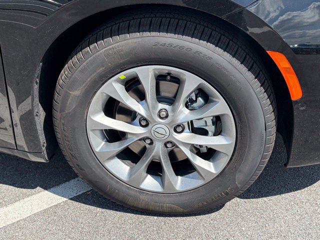New 2026 Chrysler Pacifica Limited FWD image 10