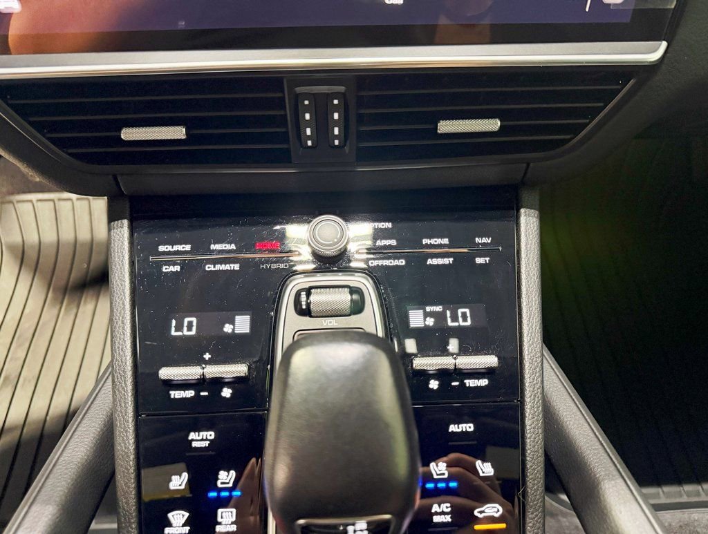 Used 2022 Porsche Cayenne Platinum Edition image 21