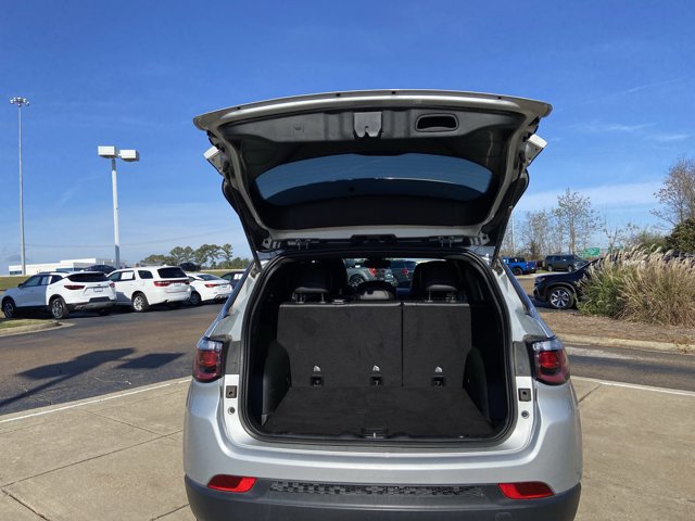 Used 2024 Jeep Compass Latitude image 25