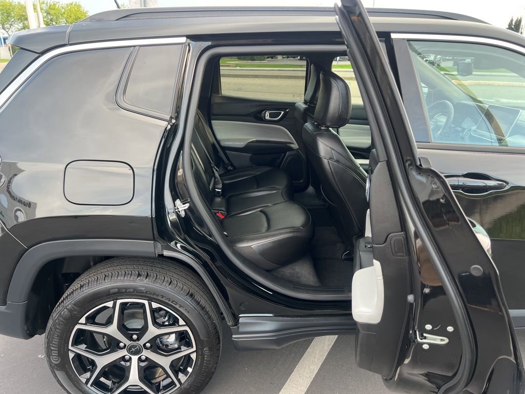 Used 2025 Jeep Compass Limited image 34