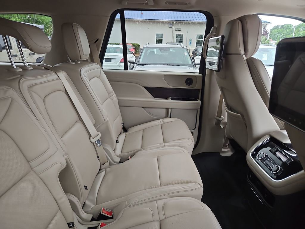 Used 2018 Lincoln Navigator Reserve w/ Technology Package AWD/4WD image 9