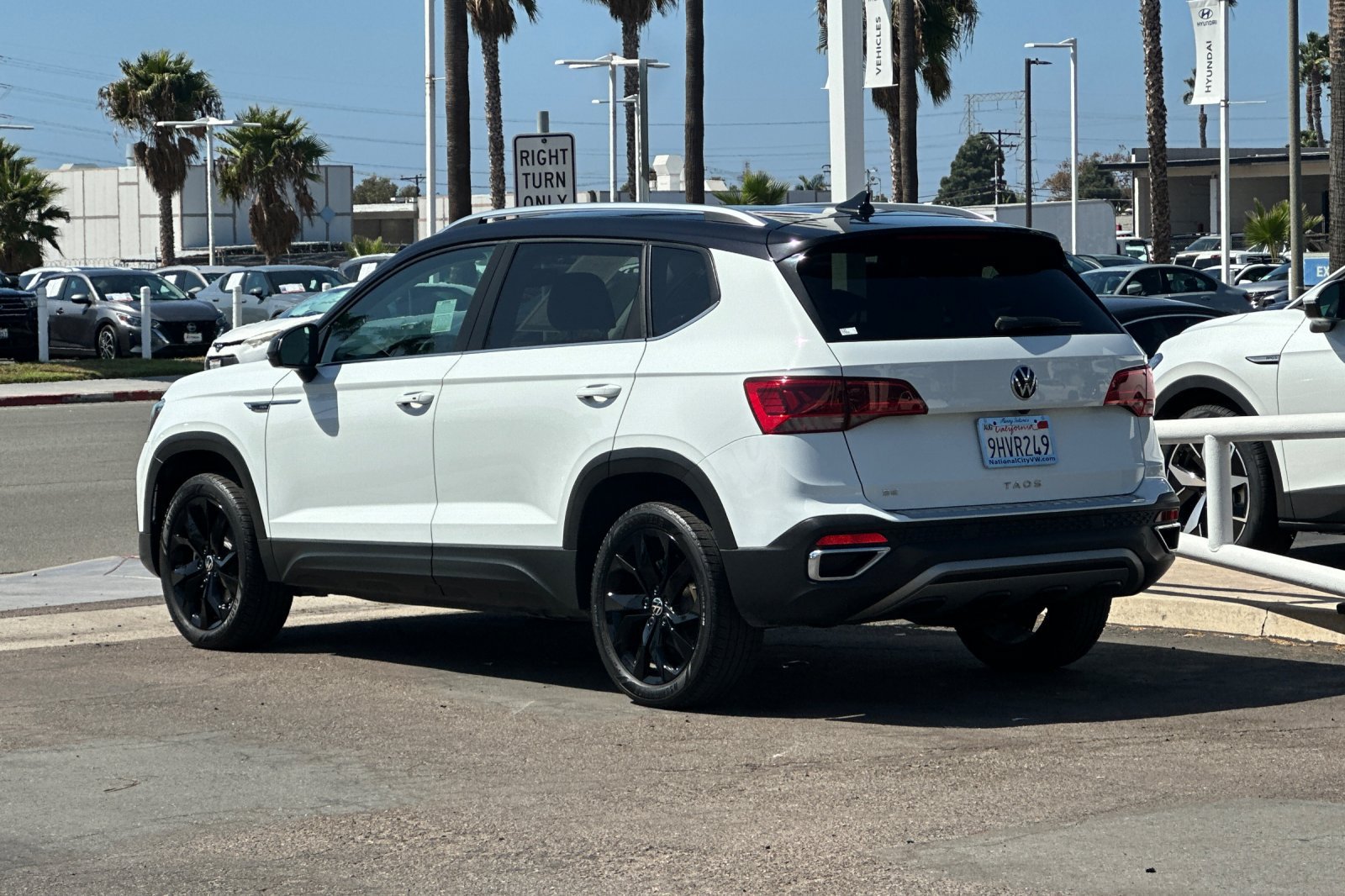 Used 2023 Volkswagen Taos SE w/ Panoramic Sunroof Package FWD image 6