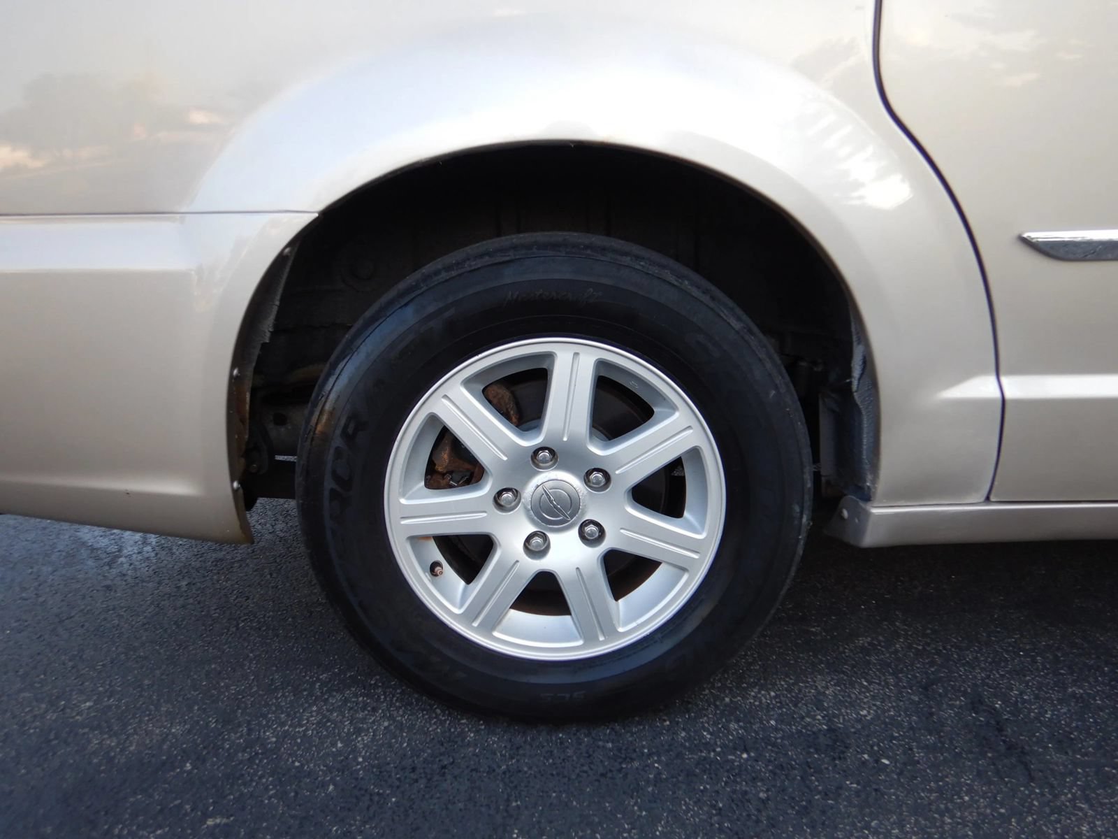 Used 2013 Chrysler Town & Country Touring FWD image 30