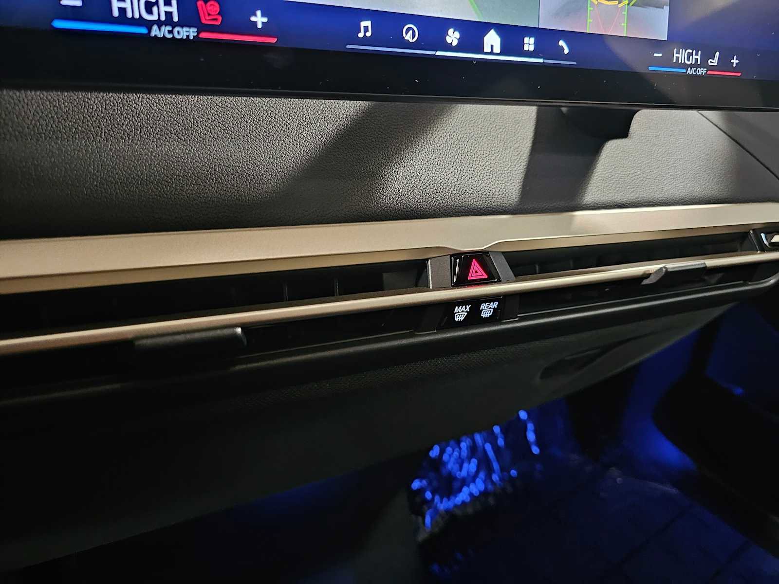 Used 2024 BMW iX xDrive50 w/ Premium Package image 18