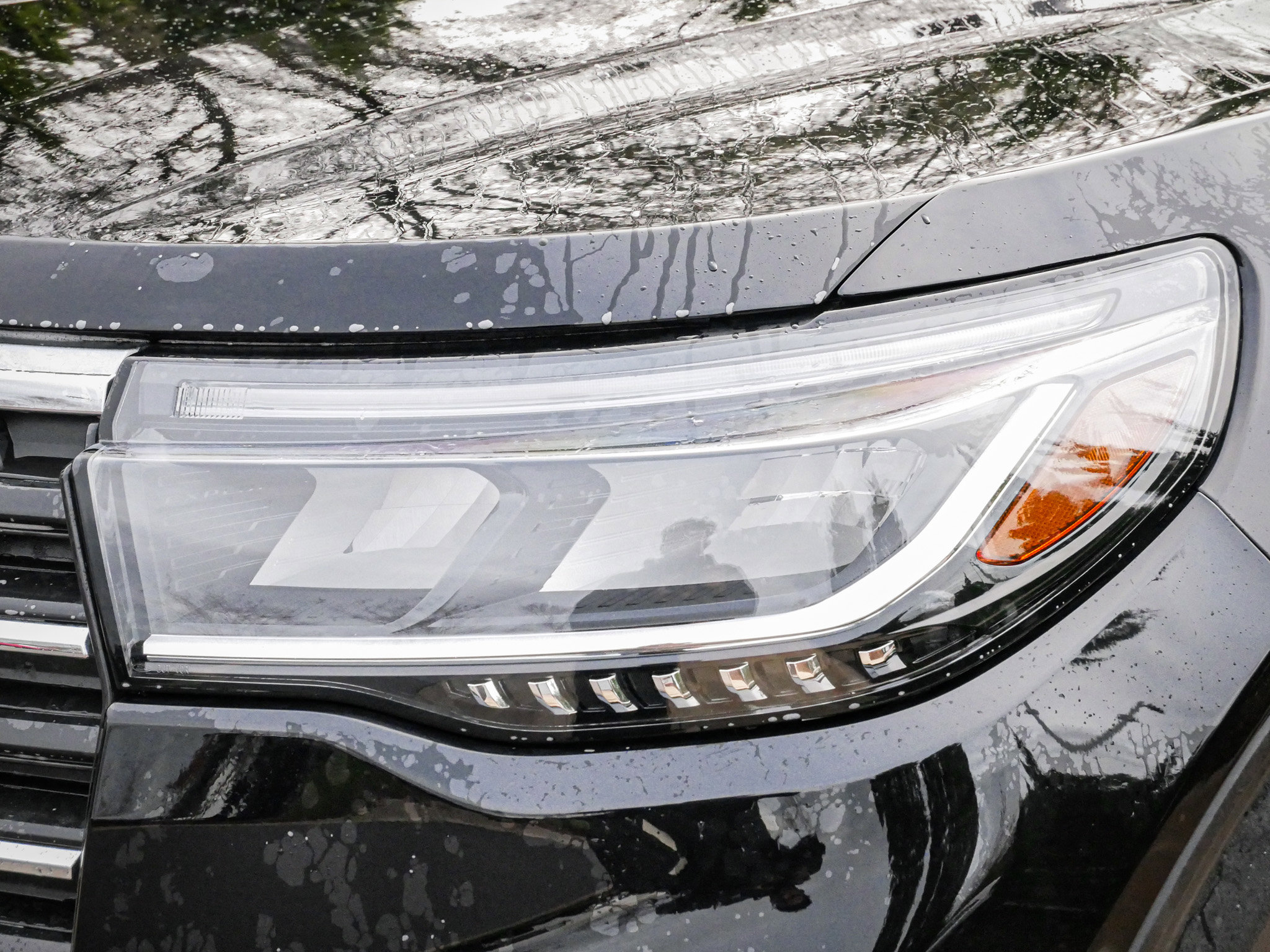 Used 2025 Ford Explorer Active w/ Active Comfort Package image 6