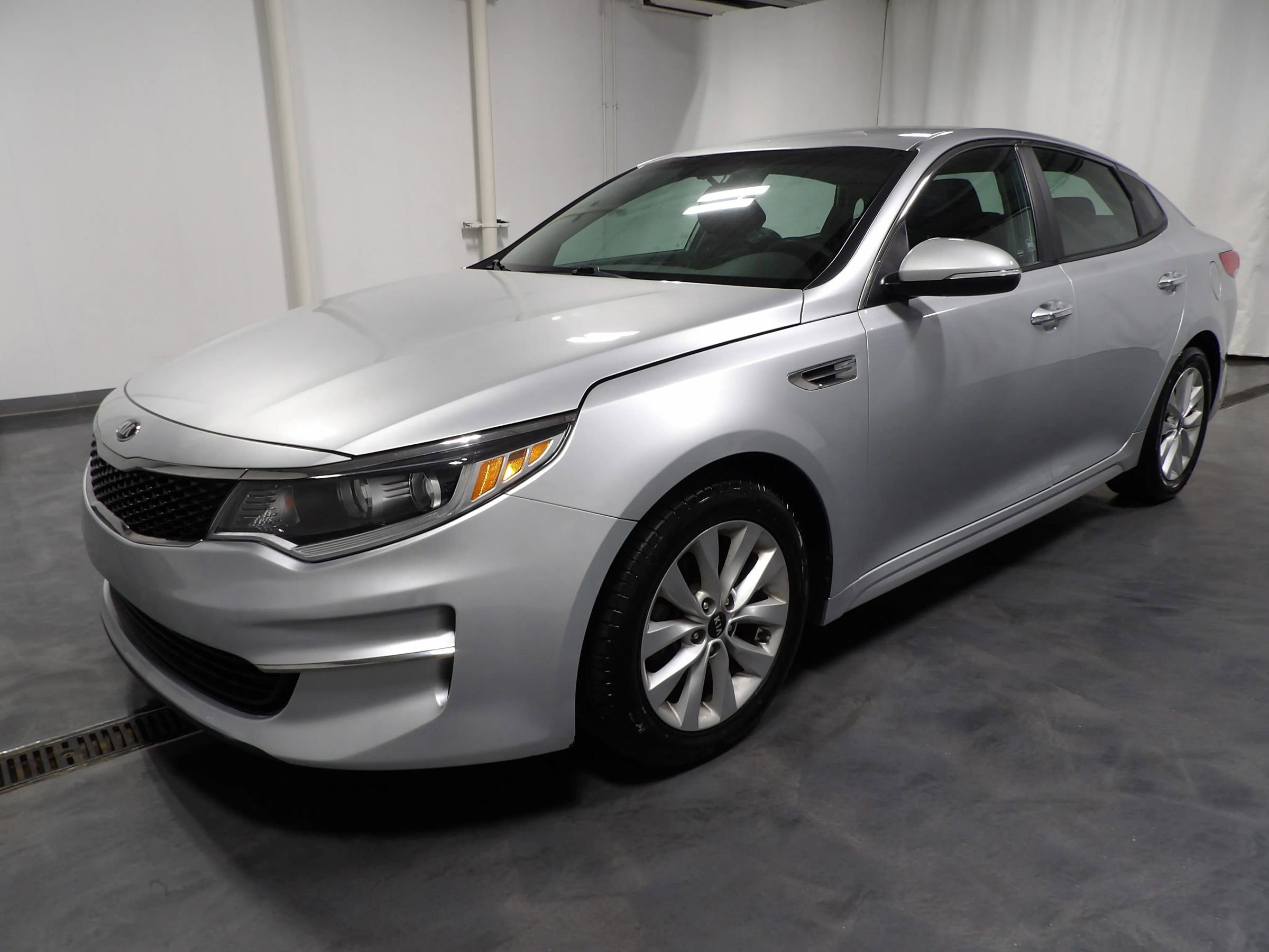 Used 2018 Kia Optima LX w/ 17" Alloy Wheels Package image 3