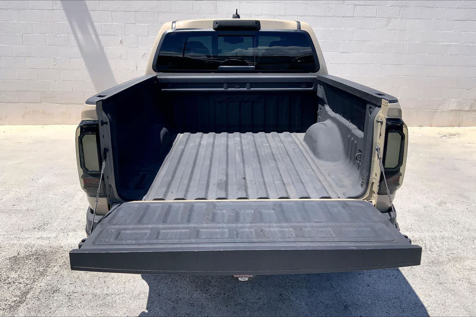 Used 2022 Chevrolet Colorado ZR2 w/ ZR2 Dusk Special Edition AWD/4WD image 18