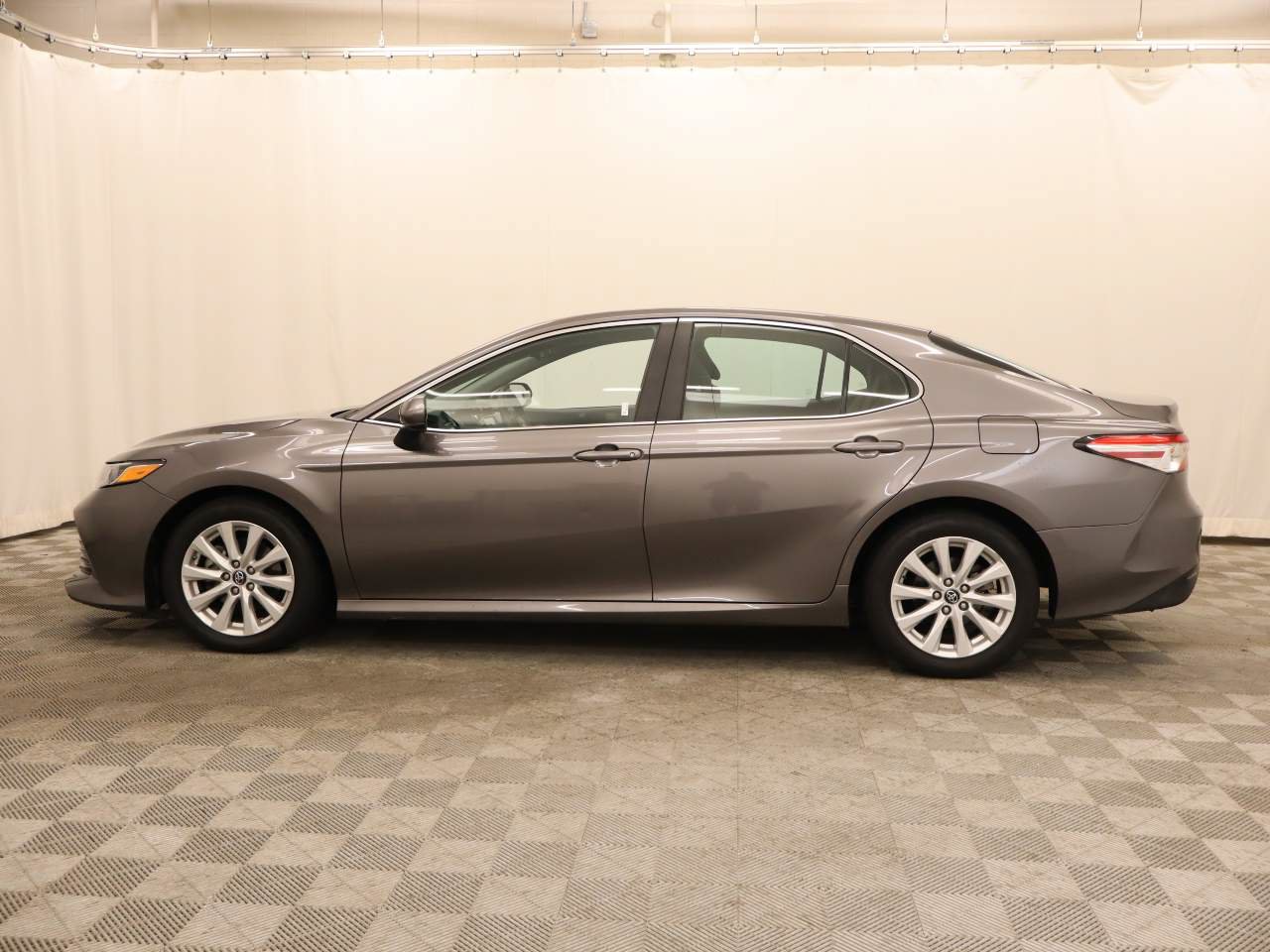 Used 2018 Toyota Camry LE FWD image 2