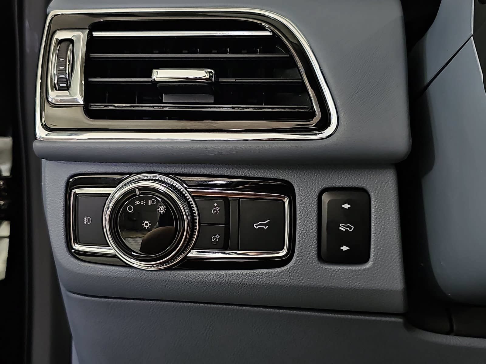 Used 2021 Lincoln Navigator L Black Label w/ Cargo Convenience Package AWD/4WD image 26