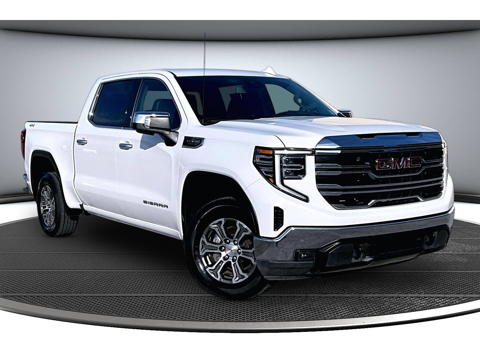 Used 2025 GMC Sierra 1500 SLT AWD/4WD image 2