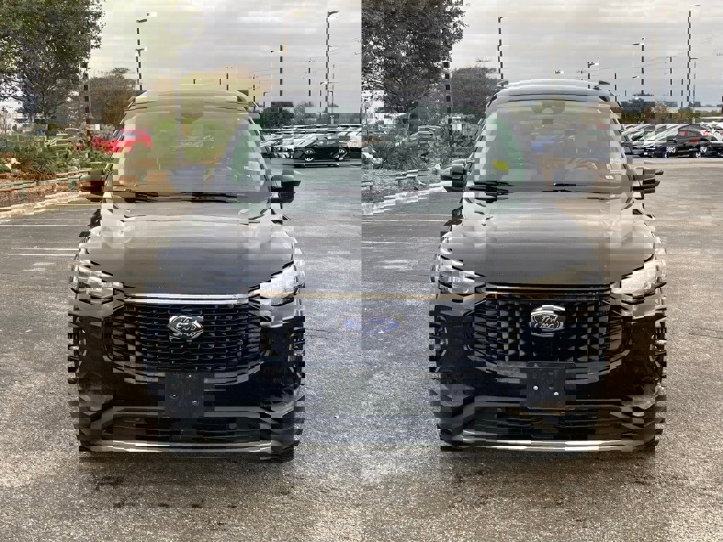 Used 2023 Ford Escape Platinum image 2