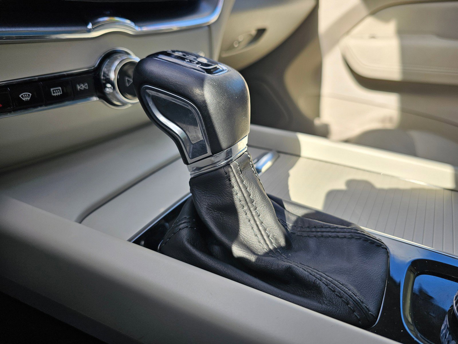 Used 2020 Volvo XC60 T6 Momentum image 43