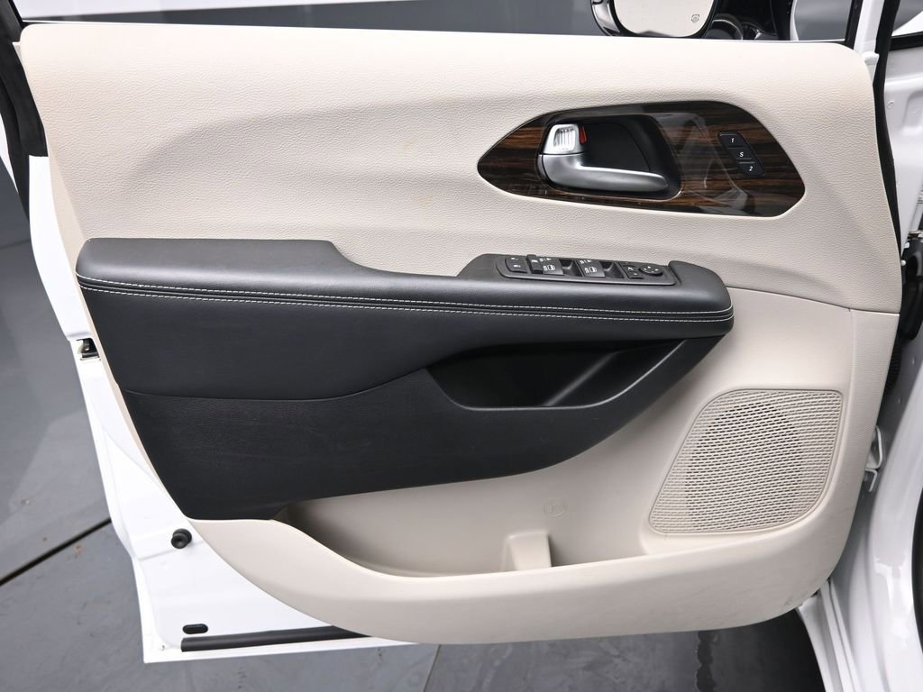 Used 2023 Chrysler Pacifica Limited FWD image 26