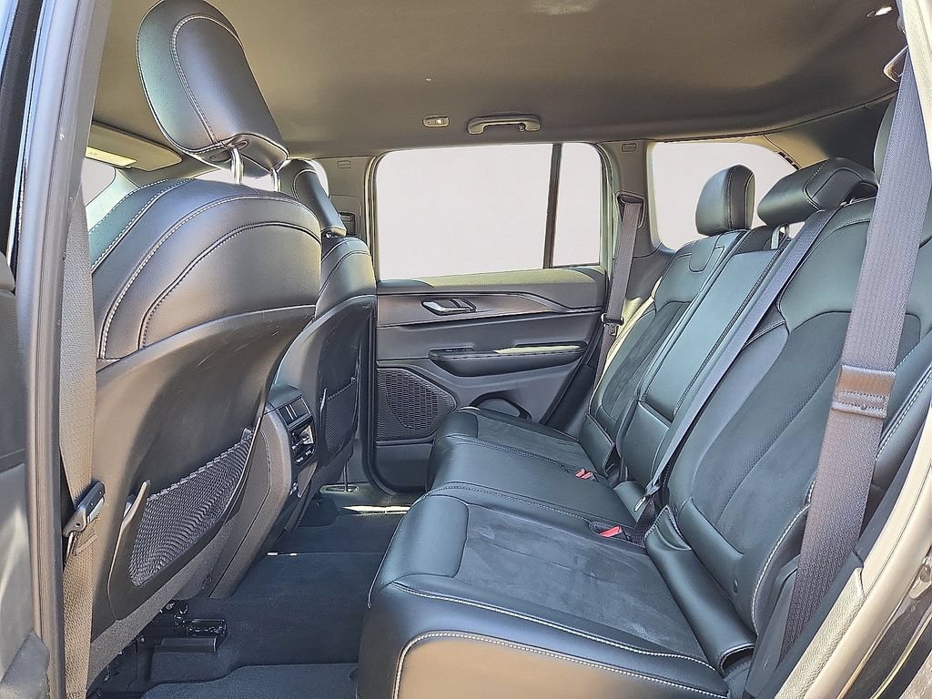 Used 2025 Jeep Grand Cherokee Altitude AWD/4WD image 15