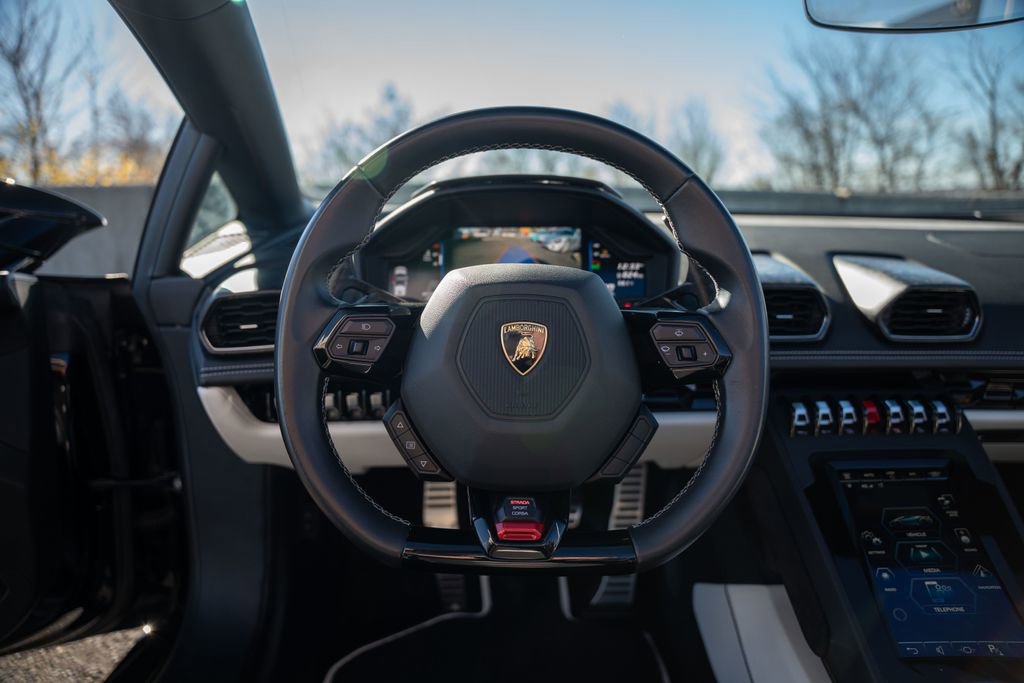 Used 2021 Lamborghini Huracan EVO RWD image 38