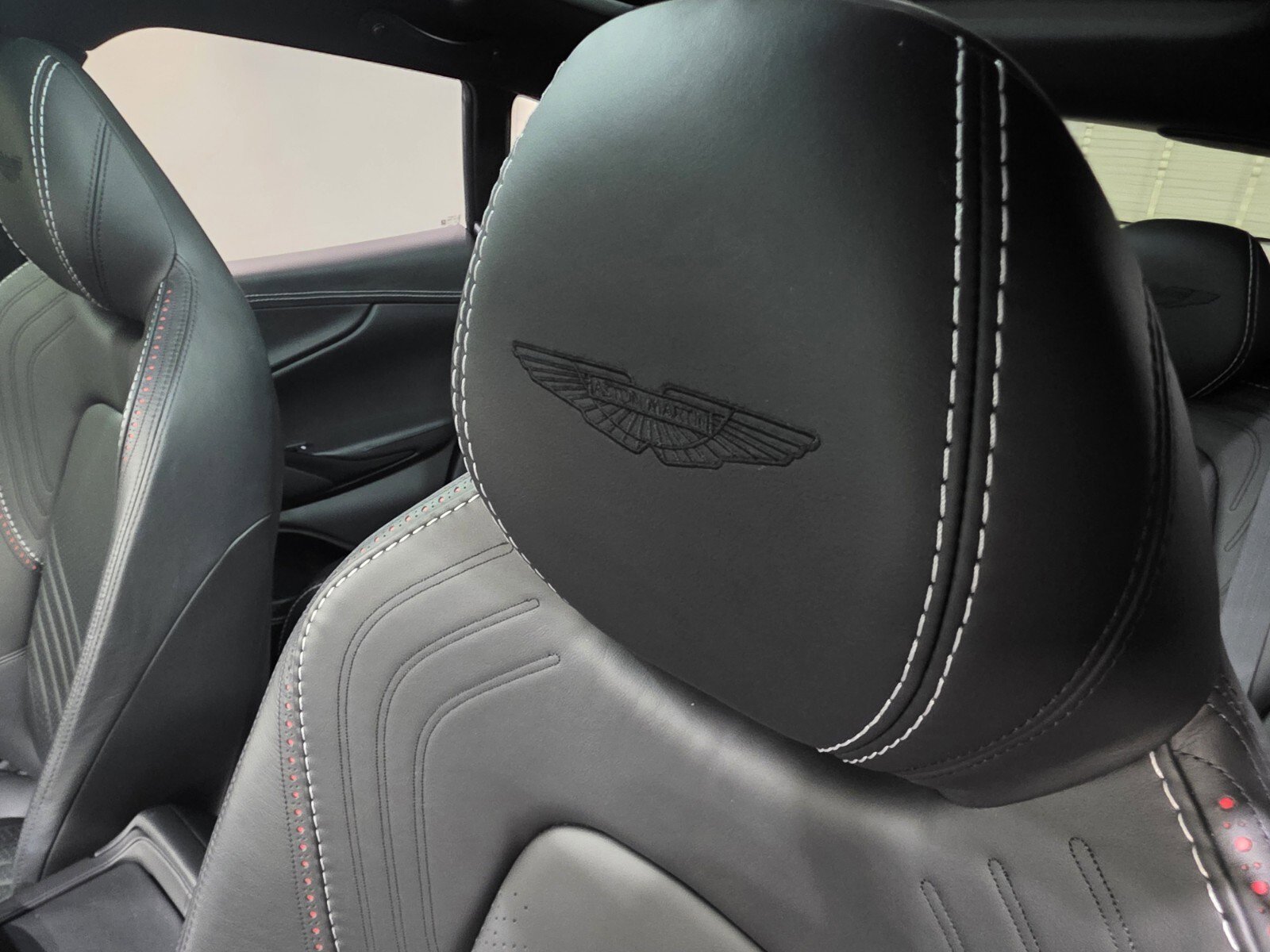 Used 2021 Aston Martin DBX image 5