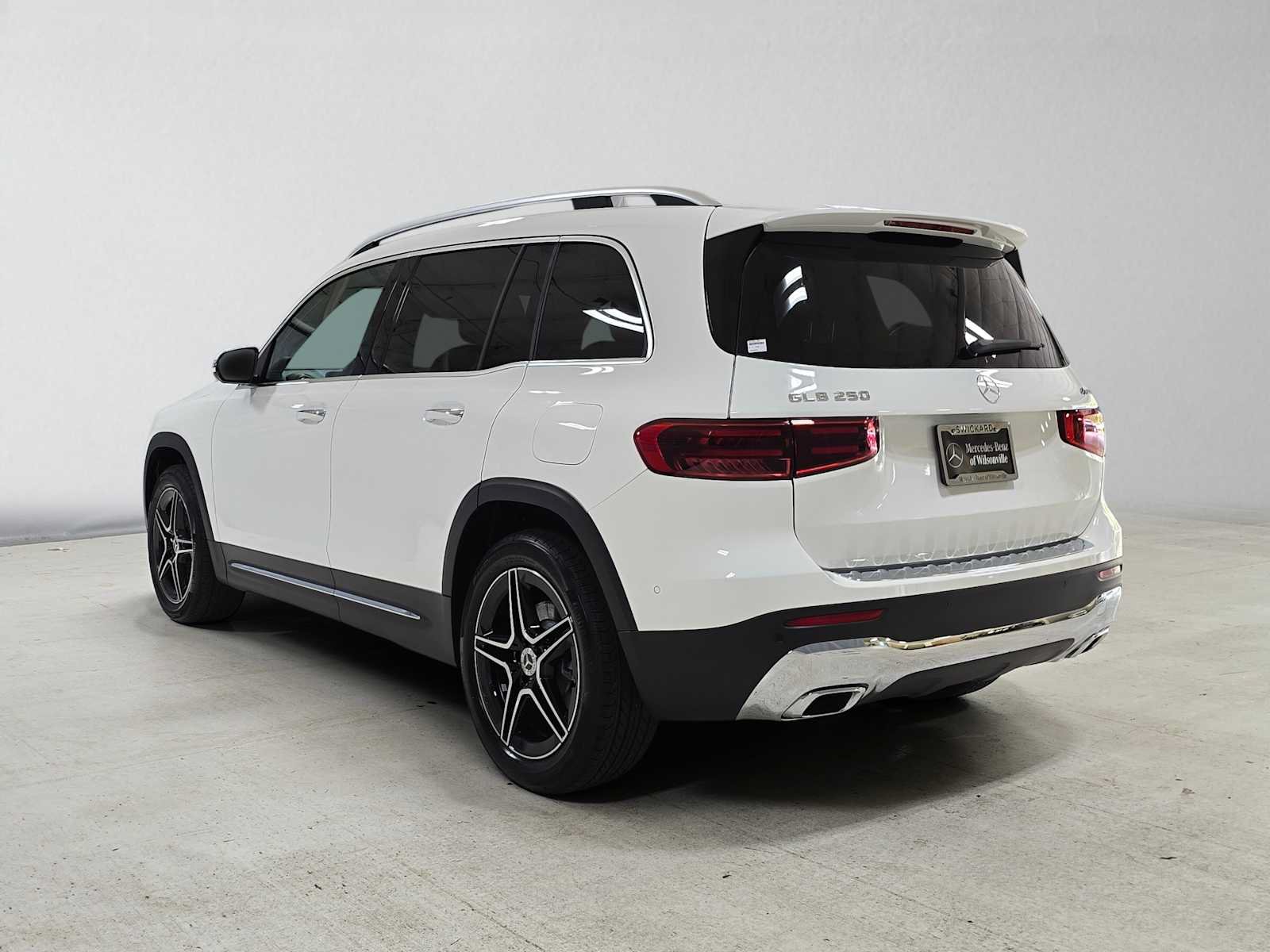 Used 2026 Mercedes-Benz GLB 250 4MATIC image 5